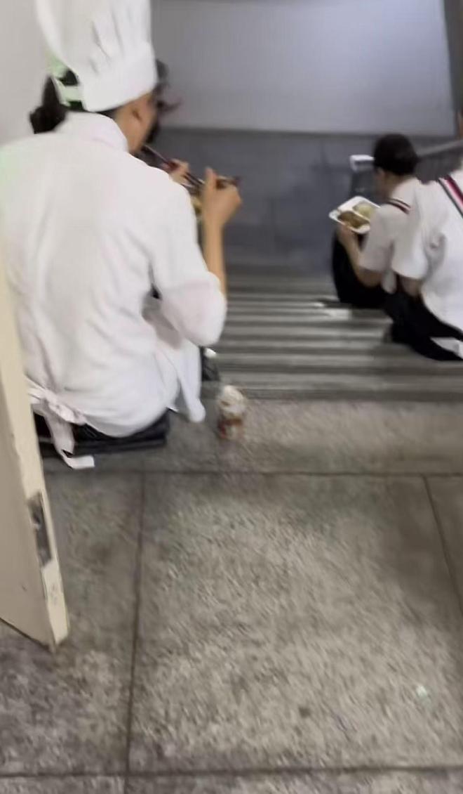 坐在桌上吃饭员工无奈只能蹲着吃饭不朽情缘网站网友吐槽西贝上班不让